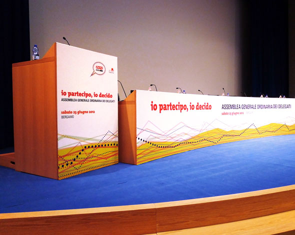 Allestimento del palco dell'assemblea generale ordinaria dei delegati di Coop Lombardia 2012