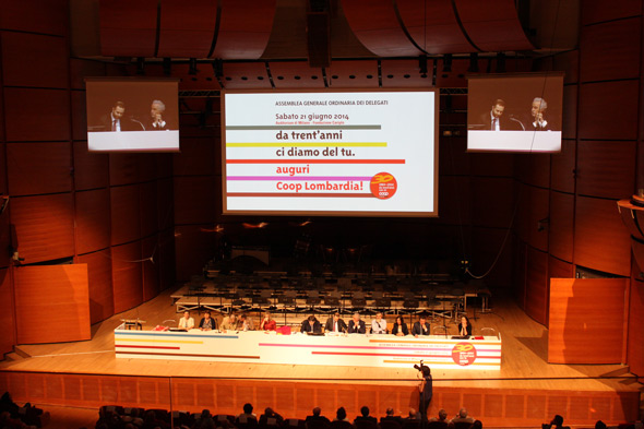 Allestimento del palco dell’assemblea dei delegati 2014 di Coop Lombardia