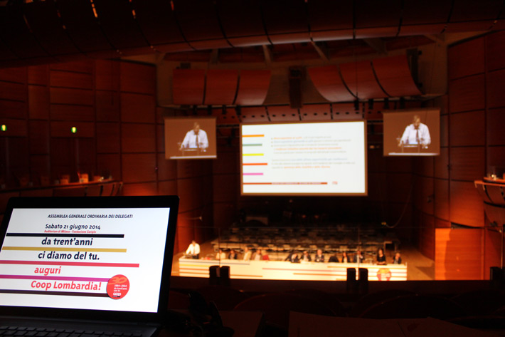 Regia dell'assemblea dei delegati 2014 di Coop Lombardia durante gli interventi