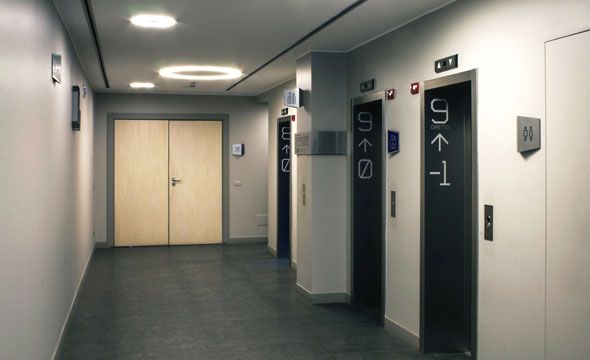 Segnaletica di orientamento allo sbarco degli ascensori nel palazzo Famagosta 75