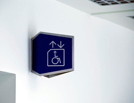 Pannello identificativo dell'ascensore per disabili nel palazzo Famagosta 75