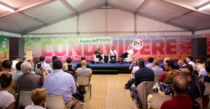 Palco dibattiti realizzato per la Festa de l’Unità di Milano 2014