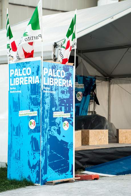Dettaglio del sistema segnaletico realizzato per la Festa de l’Unità di Milano 2014: particolare dello stand libreria